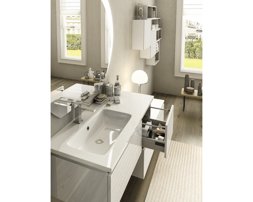 Helles Badezimmer mit Waschbecken, Spiegel und offenem Schubfach