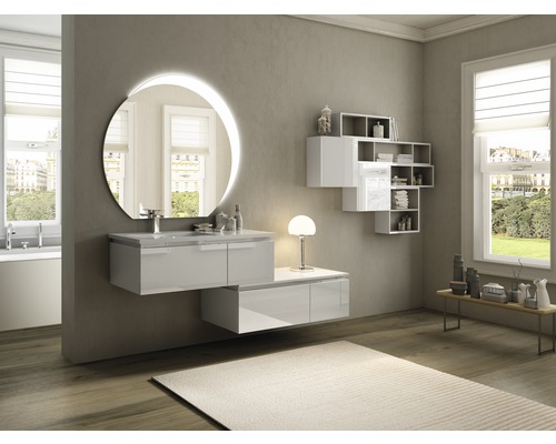 Badezimmer mit Waschtisch, Spiegel mit Beleuchtung und Regalen