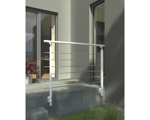 Vue extérieure d''une maison avec une balustrade en aluminium et en acier inoxydable.