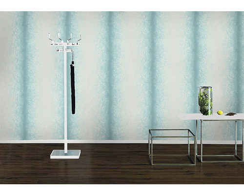 Exemple d''une pièce lumineuse avec papier peint à rayures, porte-manteau et décoration de table