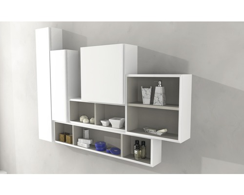 Weiße Badmöbel mit Schränken und offenen Regalen an der Wand