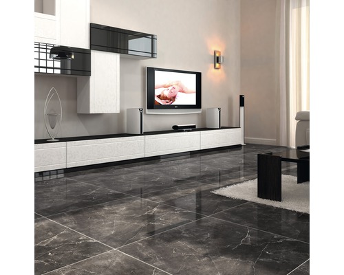 Wohnzimmer mit dunklem Fliesenboden in Marmoroptik, moderner Medienwand und heller Einrichtung.