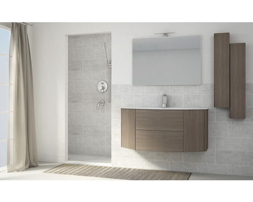 Salle de bains moderne avec meuble sous-lavabo, miroir, douchette et robinetterie de douche.