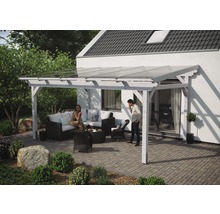 Überdachte Terrasse mit Holzbalken, Glasdach und Sitzgruppe im Garten.
