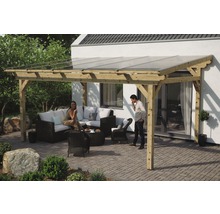 Terrassenüberdachung aus Holz mit Sitzgruppe und zwei Personen
