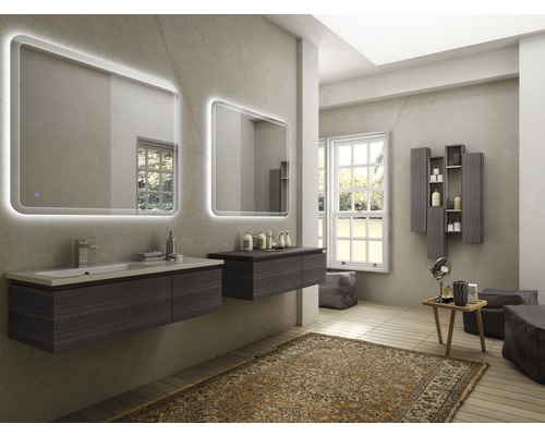 Badezimmer mit Waschtischen, Spiegeln mit Beleuchtung und Holzschränken