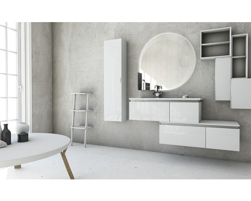 Badezimmer mit weißem Waschtisch, Spiegelschrank, rundem Spiegel und Ablagetisch