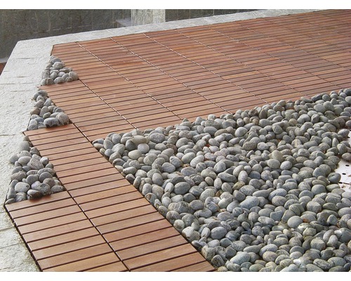 Terrasse mit Holzfliesen und Kieselsteinen