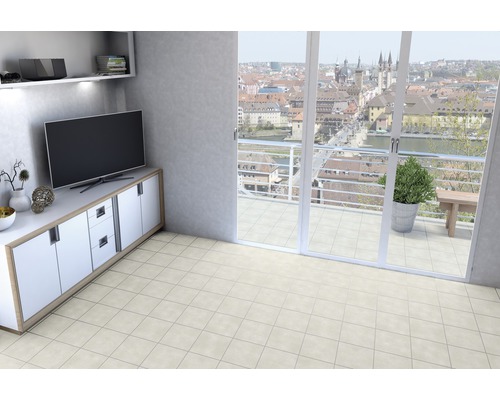 Helles Wohnzimmer mit Fliesenboden und Zugang zum Balkon mit Stadtblick