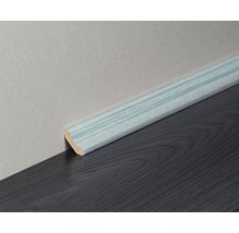 Plinthe en bois avec film décoratif sur un mur