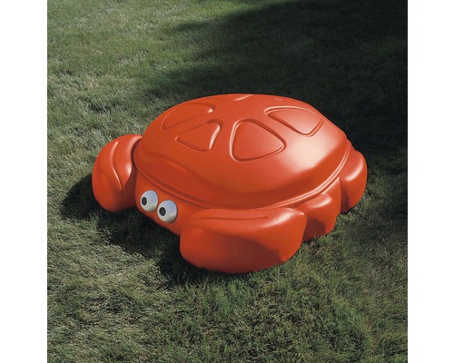 Sandkasten in Krabbenform auf Rasen