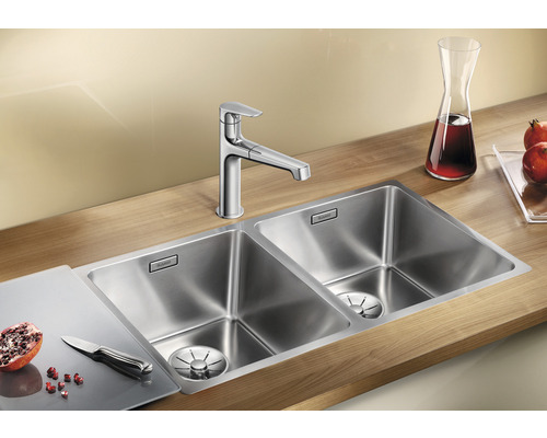 Edelstahlspüle mit zwei Becken und Armatur auf einer Arbeitsplatte