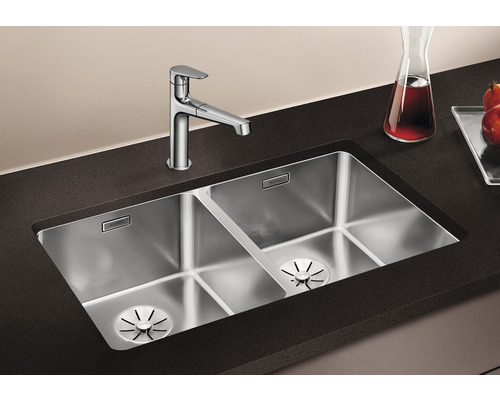 Edelstahlspüle mit zwei Becken und Wasserhahn