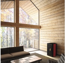 Salon lumineux avec lambris en bois, grande fenêtre et poêle à granulés