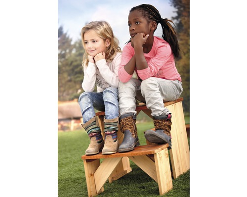 Zwei Mädchen sitzen auf einer Holzbank im Freien.