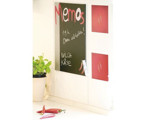 Memoboard neben Kühlschrankmagneten an Küchenwand
