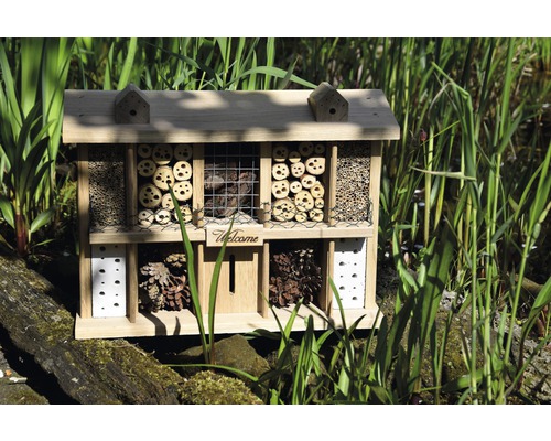 Hôtel à insectes en bois avec différents matériaux de remplissage pour favoriser la biodiversité dans le jardin
