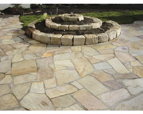 Extérieur avec pavage en pierre naturelle et plate-bande surélevée en spirale