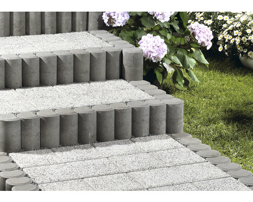 Escalier en pavés de béton dans le jardin