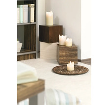 Arrangement décoratif avec des bougies sur des socles en bois et un dessous de plat