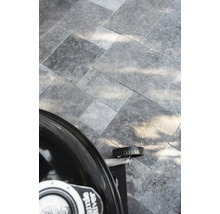 Pavés gris en motif à chevrons avec barbecue