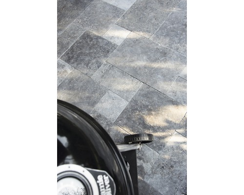 Graue Pflastersteine im Fischgrätenmuster mit Grill