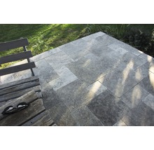 Terrasse avec pavés en travertin et banc en bois