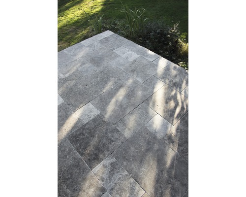 Terrasse mit rechteckigen Natursteinplatten