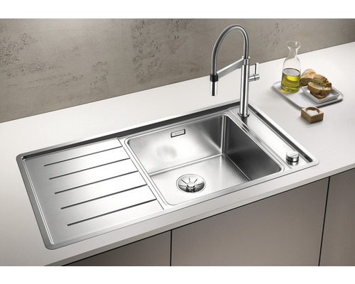 Évier en acier inoxydable avec égouttoir et robinet de cuisine