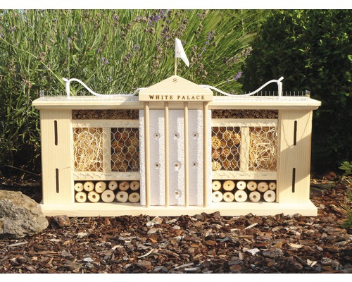 Hôtel à insectes en forme de petit palais avec différents matériaux de nidification