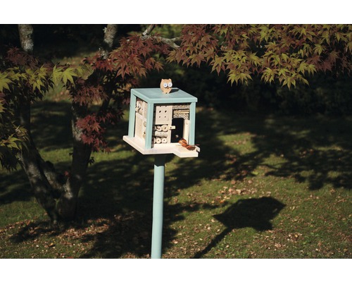 Hôtel à insectes avec décoration sur une pelouse