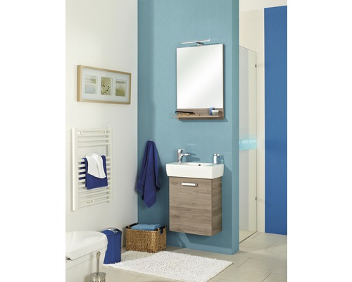 Salle de bains avec meuble sous-lavabo, miroir, radiateur et accessoires