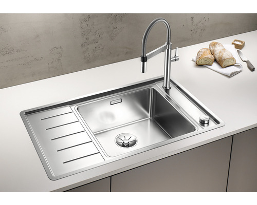 Évier en acier inoxydable avec égouttoir et robinet