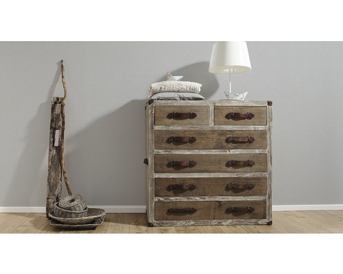 Commode avec plusieurs tiroirs et poignées en cuir, ainsi qu''un lampadaire et des paniers décoratifs