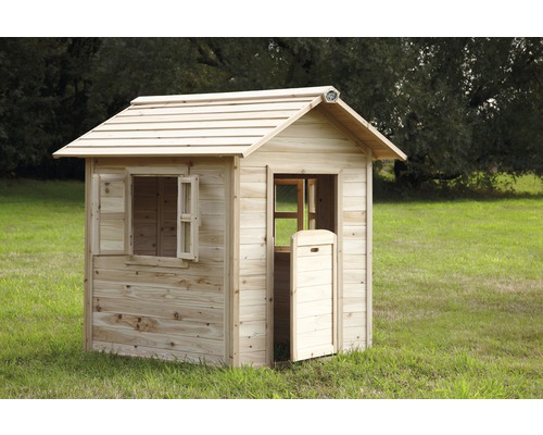 Cabane de jeu en bois avec fenêtre et porte dans le jardin