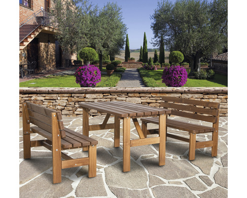Scène de jardin avec table en bois et deux bancs en bois
