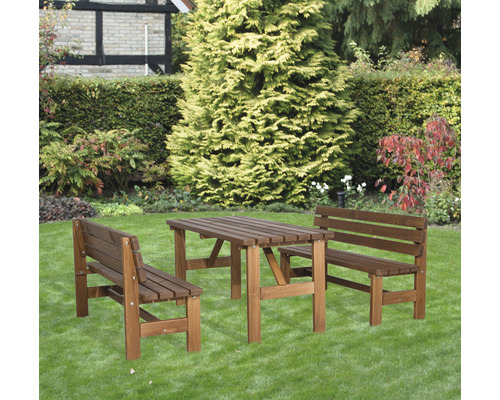 Scène de jardin avec table en bois et bancs en bois sur une pelouse
