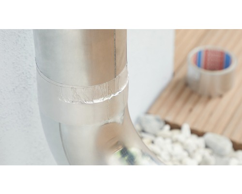 Coude de tuyau de descente réparé avec du ruban adhésif