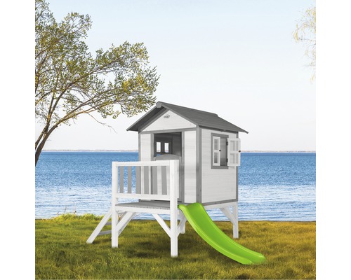 Spielhaus mit Rutsche auf einer Rasenfläche