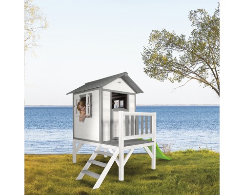 Spielhaus aus Holz mit Rutsche im Garten