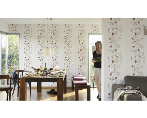 Salle à manger lumineuse avec table, chaises, banc et papier peint à motifs floraux