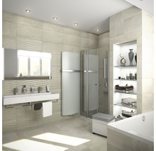 Salle de bain lumineuse avec lavabo, miroir, sèche-serviettes, douche et étagère