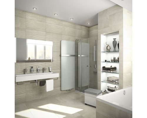 Salle de bain lumineuse avec lavabo, miroir, sèche-serviettes, douche et étagère