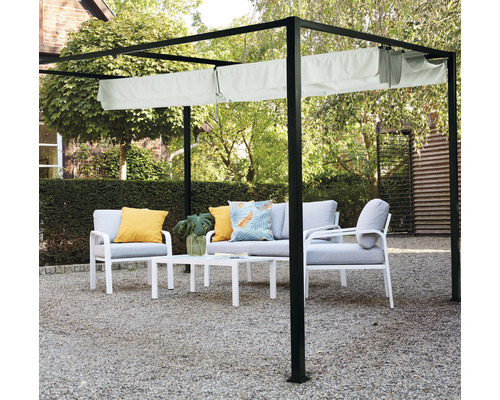 Gartenlounge mit Pergola, Sofa, Sesseln und Tisch auf Kiesboden