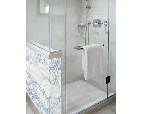 Cabine de douche avec portes en verre, porte-serviettes et revêtement en marbre