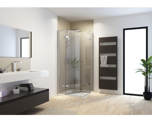 Badezimmer mit Dusche, Waschtisch, Spiegel und Heizkörper