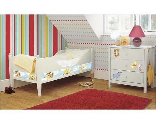 Chambre d''enfant avec lit, commode, tapis et décoration Winnie l''ourson