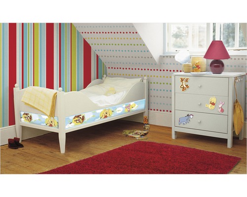 Chambre d''enfant avec lit, commode et motifs Winnie l''ourson.