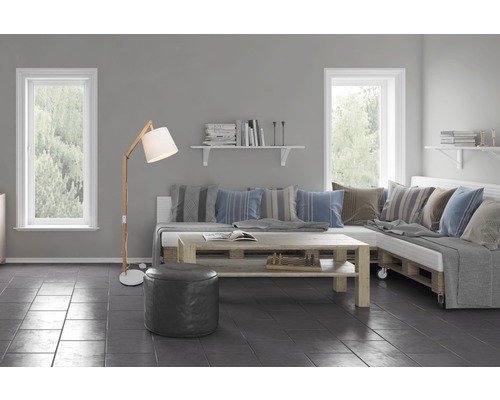 Wohnzimmer mit Sofa, Couchtisch aus Paletten, Stehlampe und Fenster