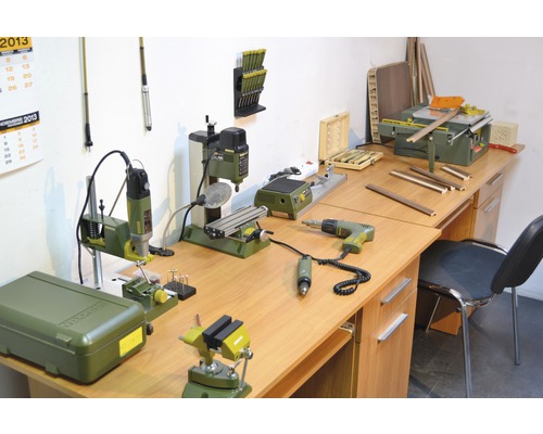 Werkbank mit verschiedenen Werkzeugen und Geräten für Holzbearbeitung